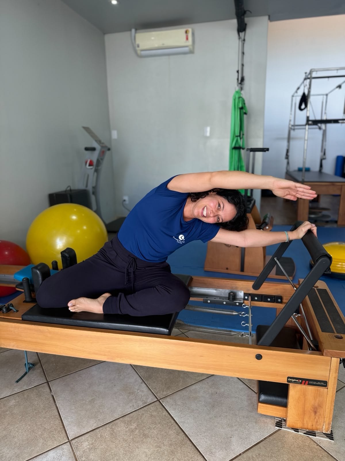 Fernanda Penha Frota praticando Pilates Clássico no reformer do studio