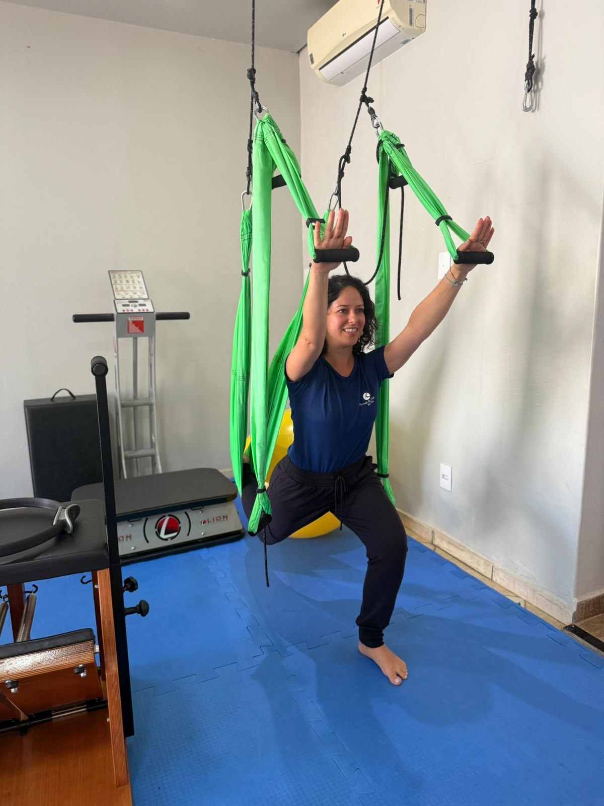 Fernanda Penha Frota praticando Pilates Suspensus na correia aérea do studio